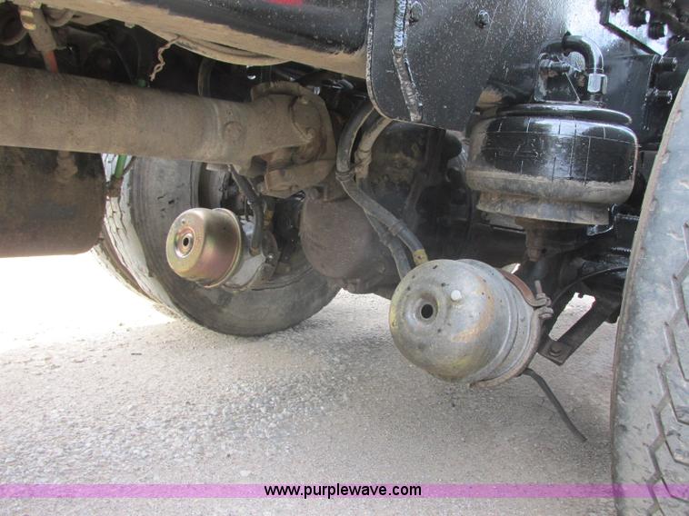 image for item J7829 1999 Kenworth T800B semi truck