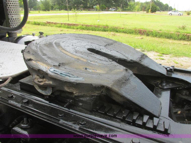 image for item J7829 1999 Kenworth T800B semi truck