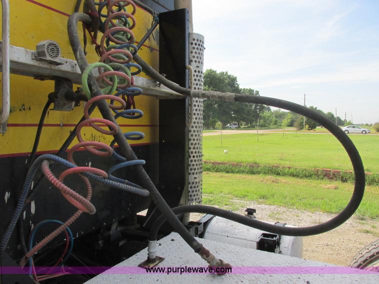 image for item J7829 1999 Kenworth T800B semi truck