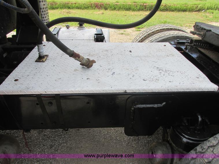 image for item J7829 1999 Kenworth T800B semi truck