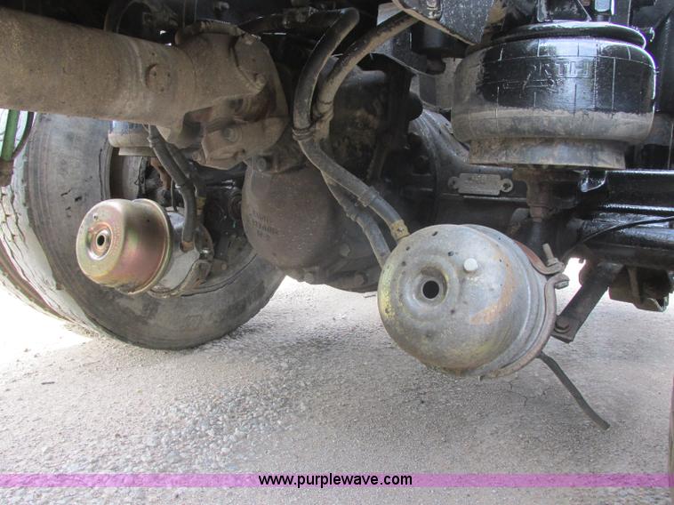 image for item J7829 1999 Kenworth T800B semi truck