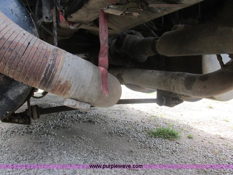 image for item J7829 1999 Kenworth T800B semi truck