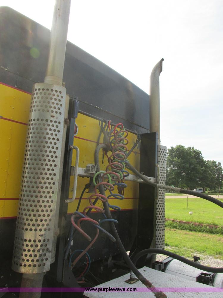 image for item J7829 1999 Kenworth T800B semi truck