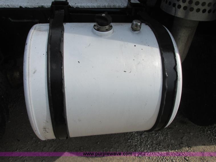 image for item J7829 1999 Kenworth T800B semi truck