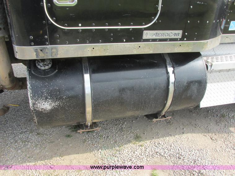 image for item J7829 1999 Kenworth T800B semi truck