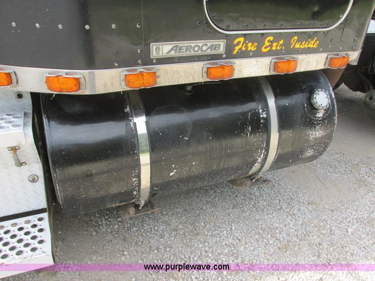 image for item J7829 1999 Kenworth T800B semi truck