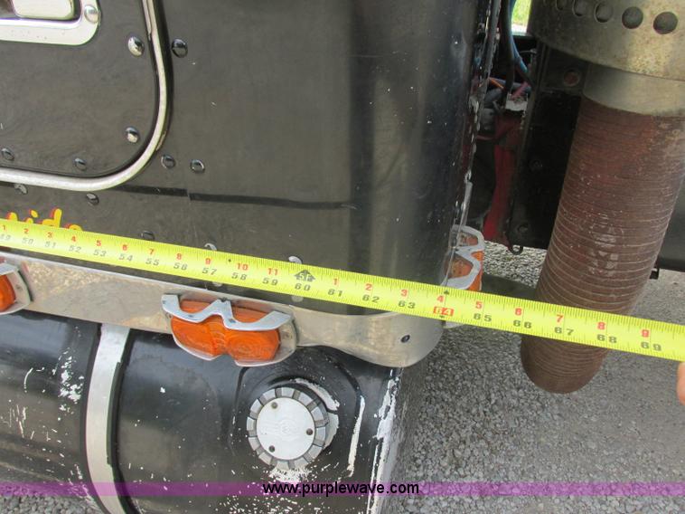 image for item J7829 1999 Kenworth T800B semi truck