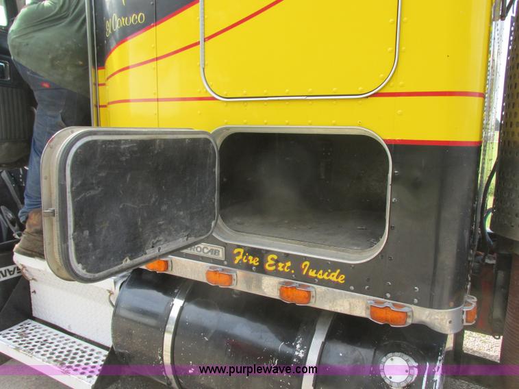 image for item J7829 1999 Kenworth T800B semi truck