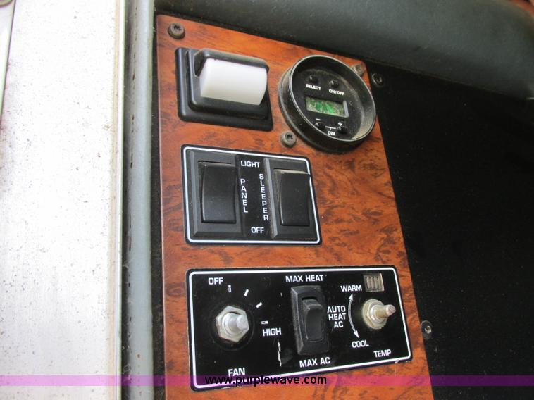 image for item J7829 1999 Kenworth T800B semi truck