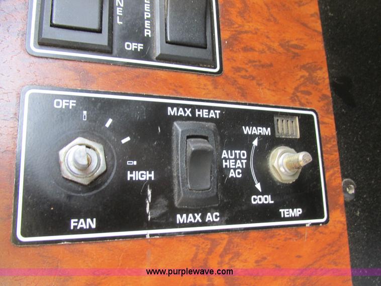 image for item J7829 1999 Kenworth T800B semi truck