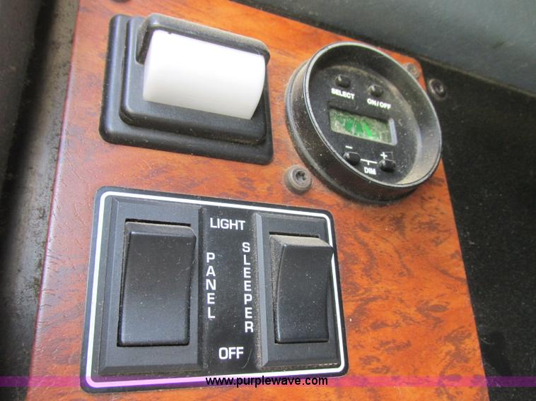 image for item J7829 1999 Kenworth T800B semi truck