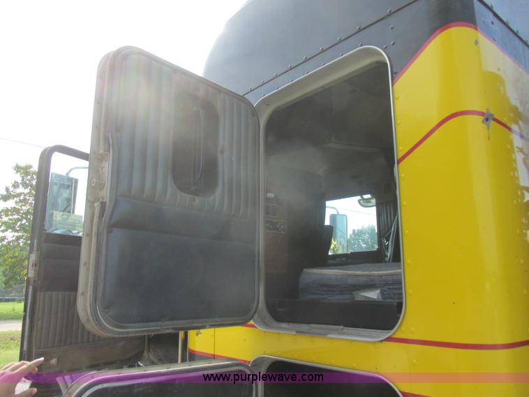 image for item J7829 1999 Kenworth T800B semi truck