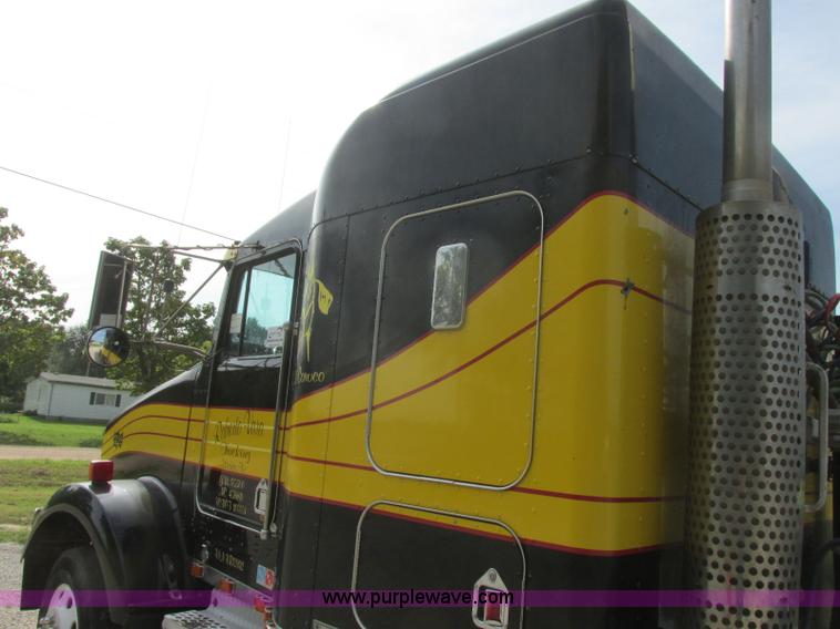 image for item J7829 1999 Kenworth T800B semi truck