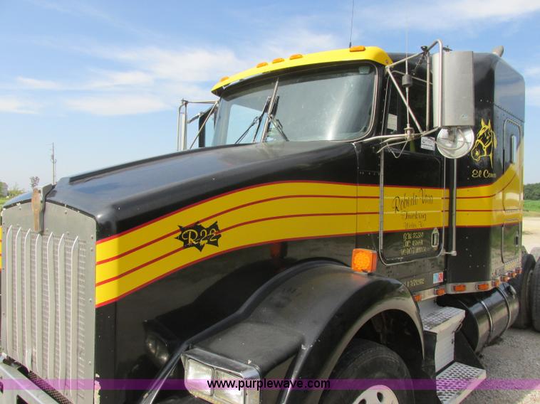 image for item J7829 1999 Kenworth T800B semi truck