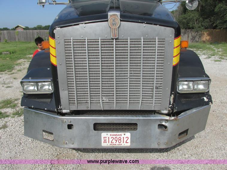image for item J7829 1999 Kenworth T800B semi truck