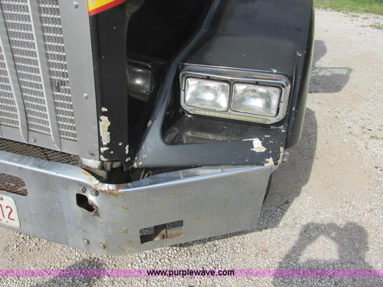 image for item J7829 1999 Kenworth T800B semi truck