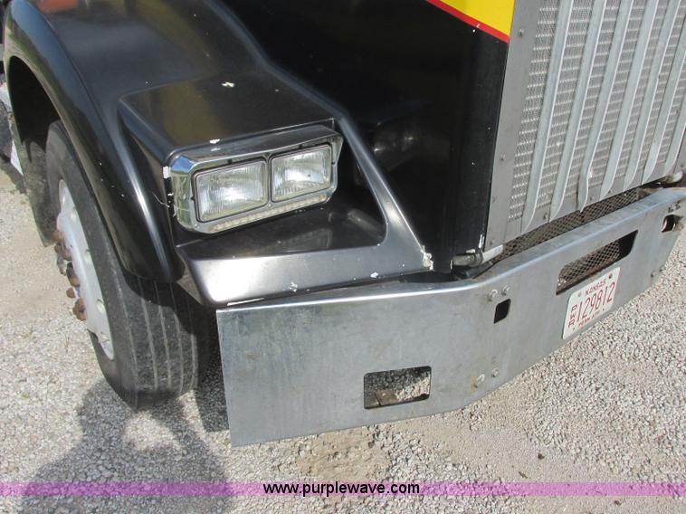 image for item J7829 1999 Kenworth T800B semi truck