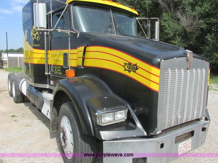 image for item J7829 1999 Kenworth T800B semi truck