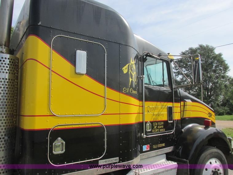 image for item J7829 1999 Kenworth T800B semi truck