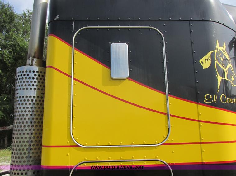 image for item J7829 1999 Kenworth T800B semi truck