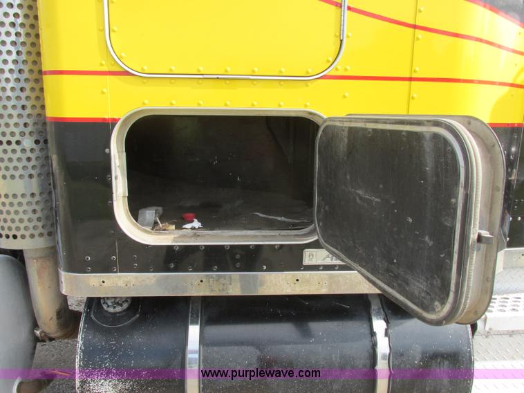 image for item J7829 1999 Kenworth T800B semi truck