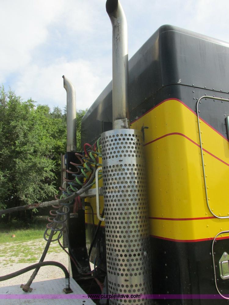 image for item J7829 1999 Kenworth T800B semi truck