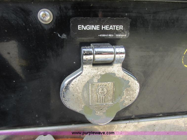 image for item J7829 1999 Kenworth T800B semi truck