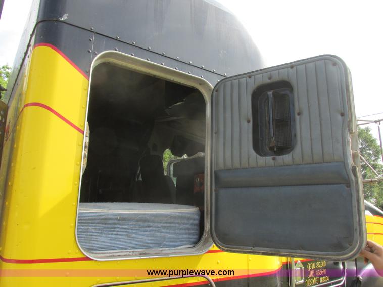 image for item J7829 1999 Kenworth T800B semi truck