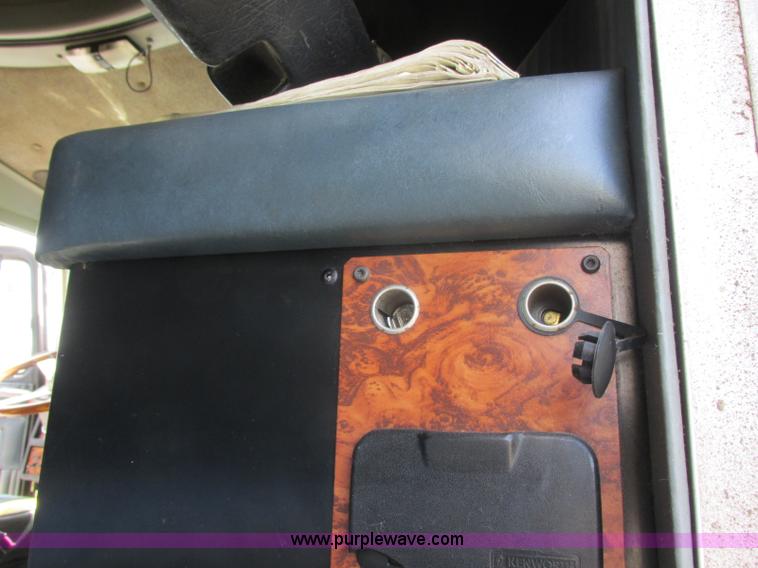 image for item J7829 1999 Kenworth T800B semi truck