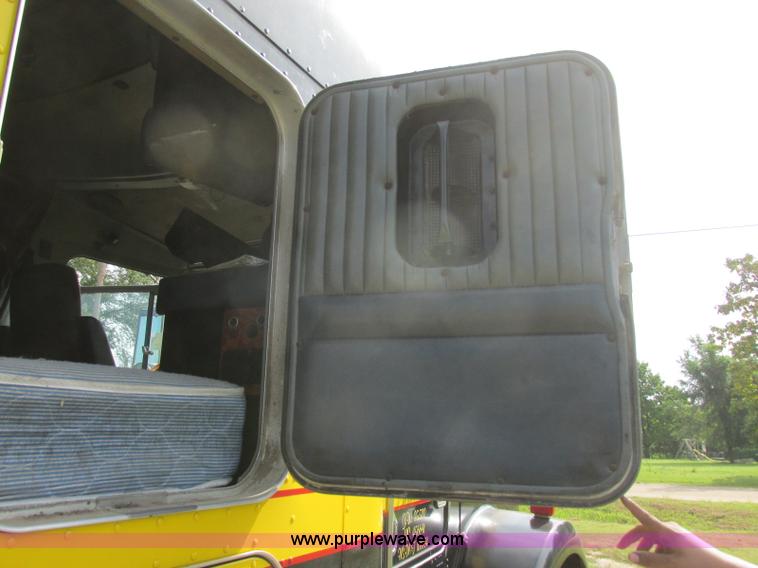 image for item J7829 1999 Kenworth T800B semi truck