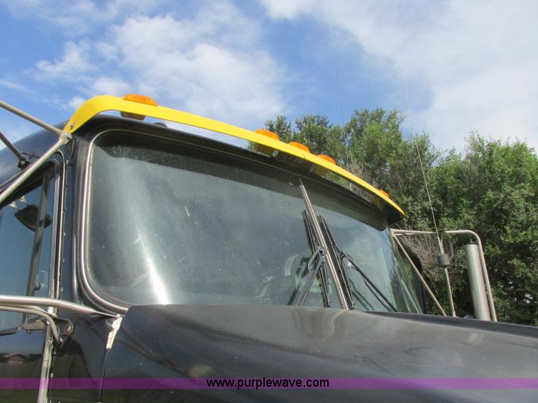 image for item J7829 1999 Kenworth T800B semi truck