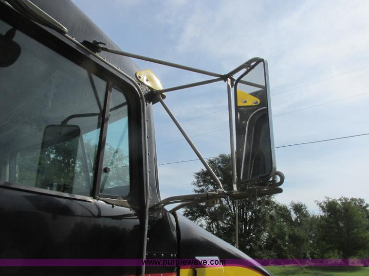 image for item J7829 1999 Kenworth T800B semi truck