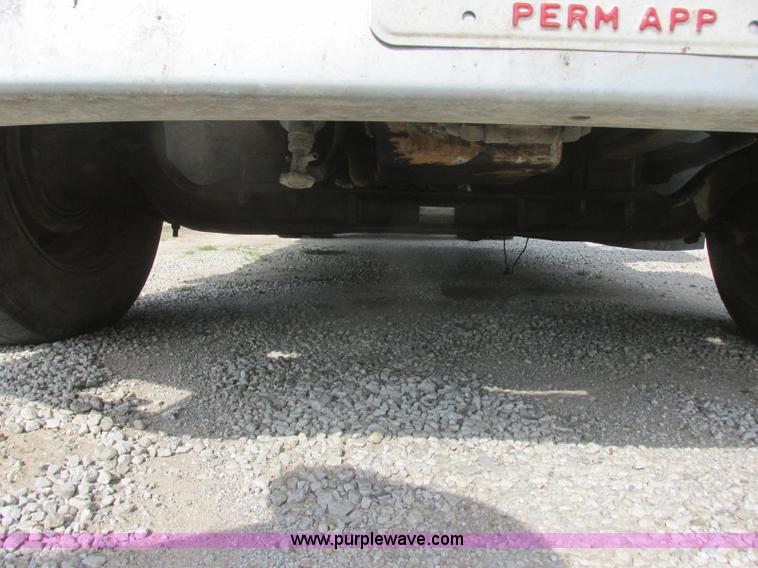 image for item J7829 1999 Kenworth T800B semi truck