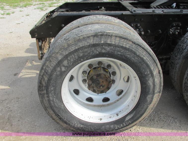 image for item J7829 1999 Kenworth T800B semi truck