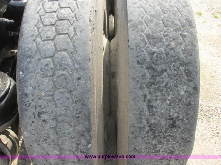 image for item J7829 1999 Kenworth T800B semi truck