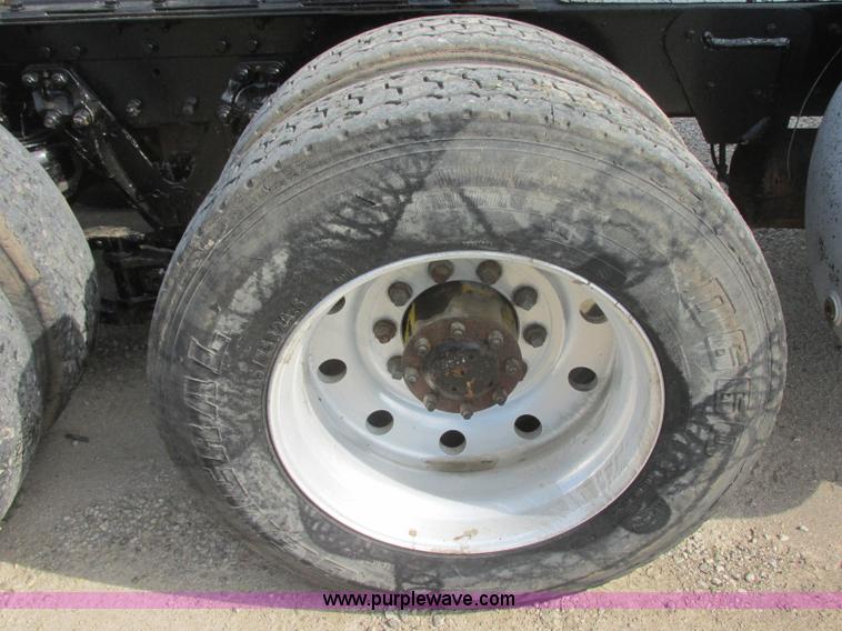 image for item J7829 1999 Kenworth T800B semi truck