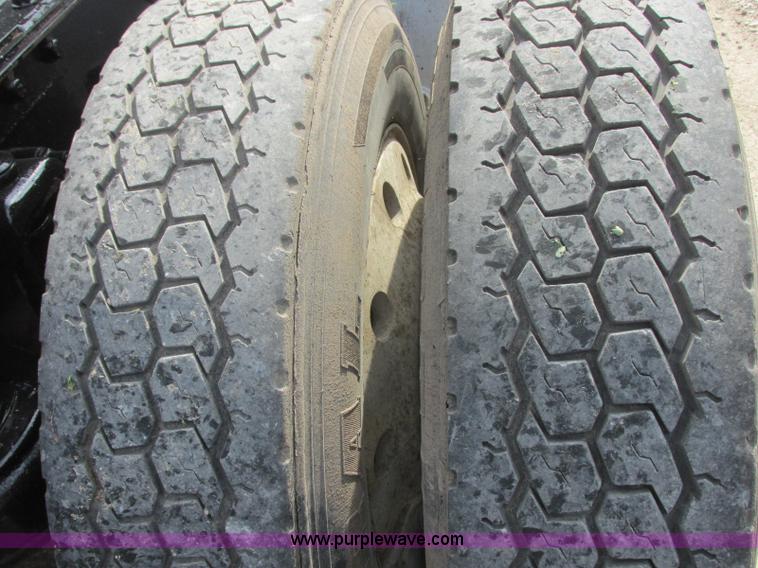 image for item J7829 1999 Kenworth T800B semi truck