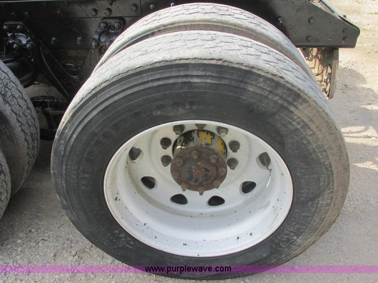 image for item J7829 1999 Kenworth T800B semi truck