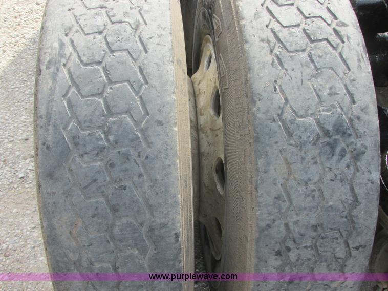 image for item J7829 1999 Kenworth T800B semi truck