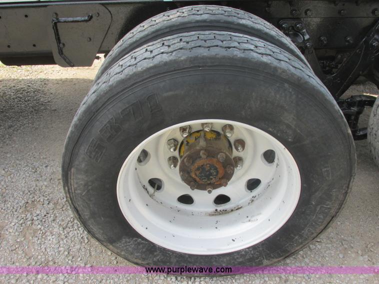 image for item J7829 1999 Kenworth T800B semi truck