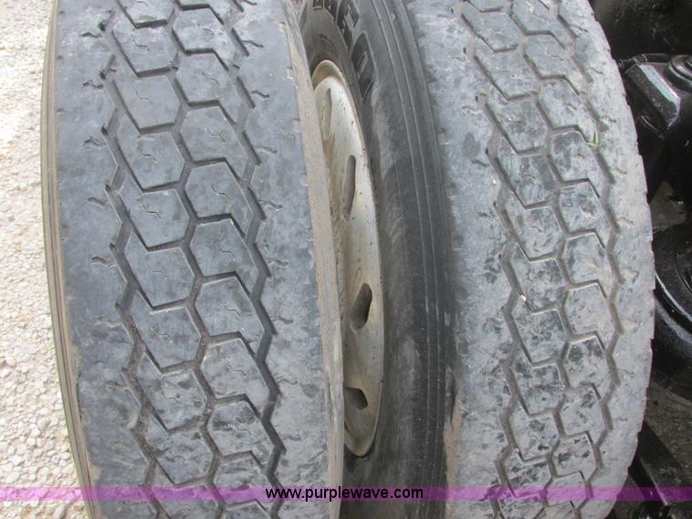 image for item J7829 1999 Kenworth T800B semi truck