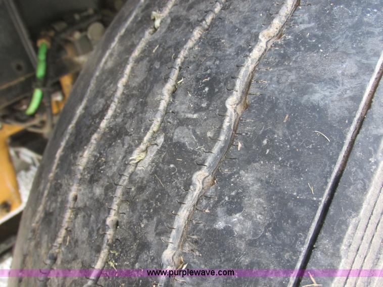 image for item J7829 1999 Kenworth T800B semi truck