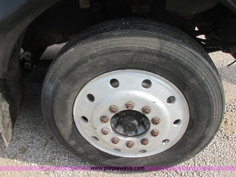 image for item J7829 1999 Kenworth T800B semi truck