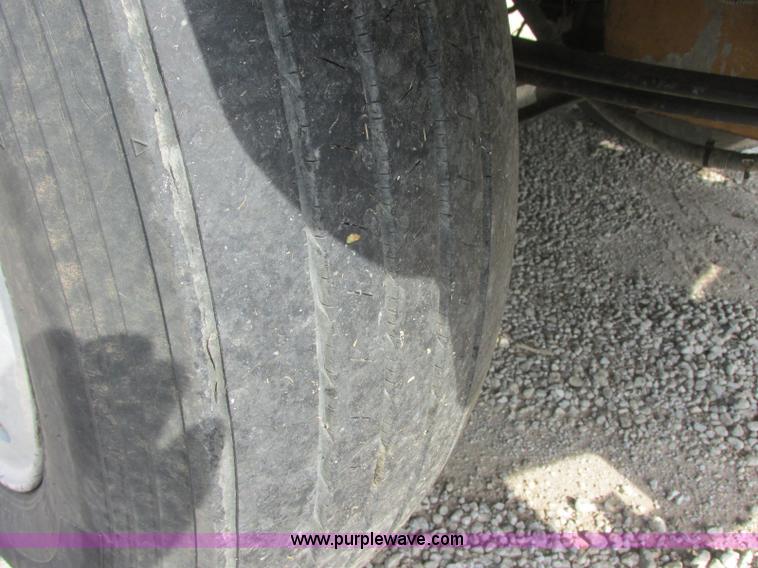 image for item J7829 1999 Kenworth T800B semi truck