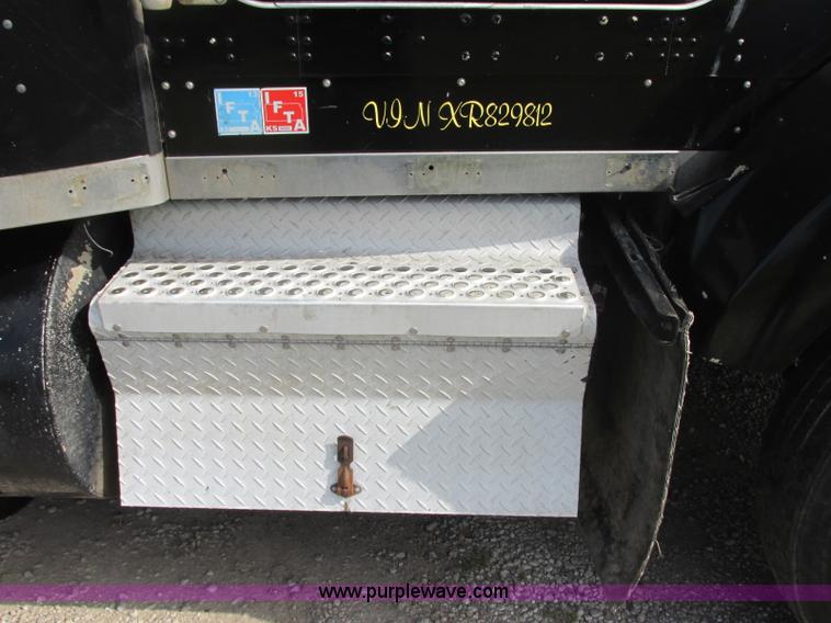 image for item J7829 1999 Kenworth T800B semi truck