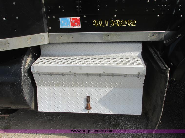 image for item J7829 1999 Kenworth T800B semi truck