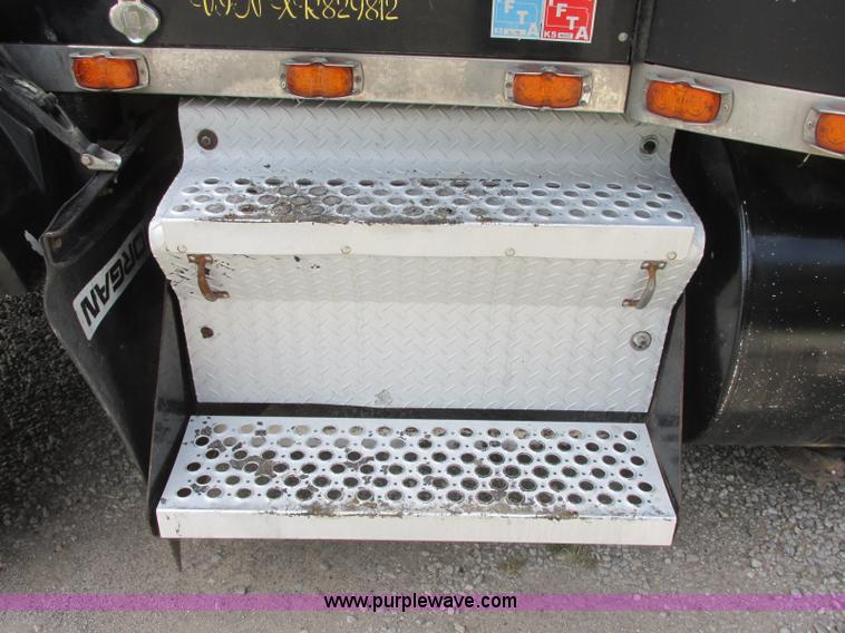 image for item J7829 1999 Kenworth T800B semi truck