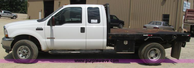 image for item J8577 2003 Ford F350 Super Duty XLT SuperCab flatbed truck