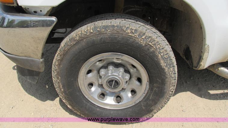 image for item J8577 2003 Ford F350 Super Duty XLT SuperCab flatbed truck