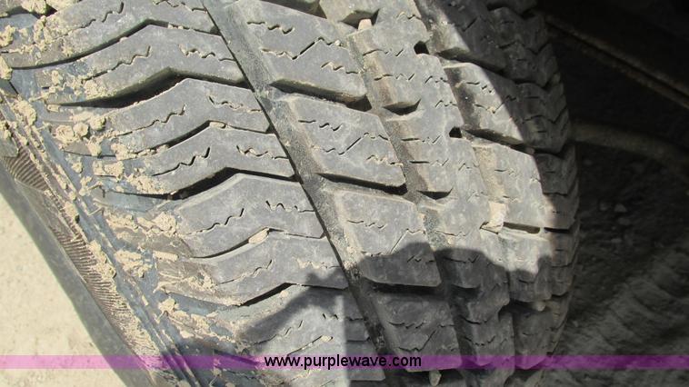 image for item J8577 2003 Ford F350 Super Duty XLT SuperCab flatbed truck